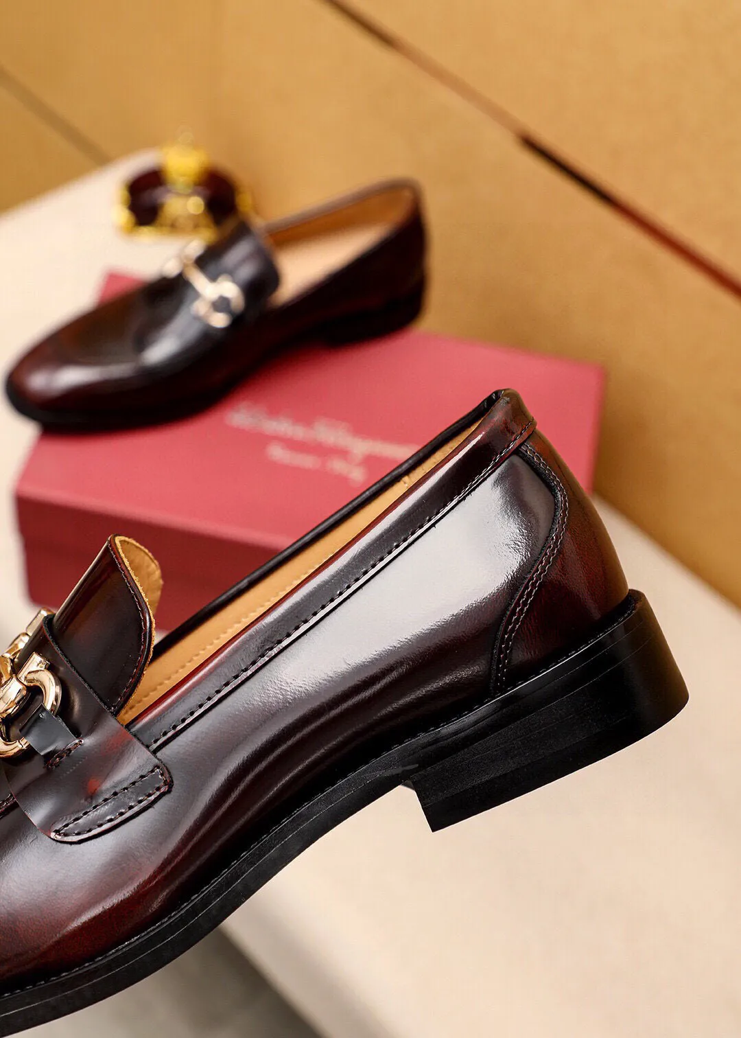 Men's shoes 💰480 💐 Product trademark: Ferragamo "Ferragamo" casual leather shoes Regular size: 38-44 (45.46.47🉑️Customized) Product materials: Selected imported first-layer open-edge beaded cowhide leather upper + luxury hardware buckle, imported water-dyed cowhide leather lining. Strong three-dimensional visual effect, original rubber outsole Color: 2⃣️colors available